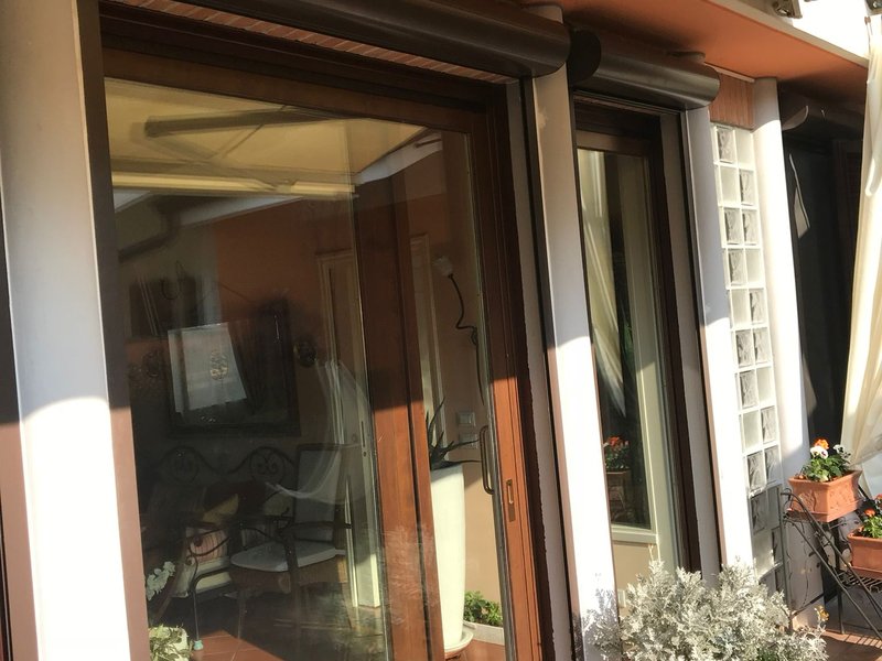Porta d'ingresso in alluminio installata da Forza Infissi