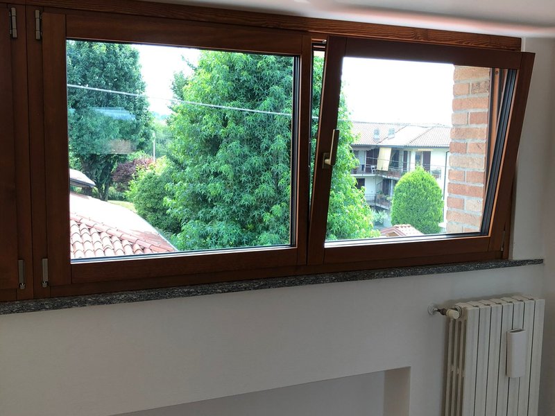 Finestra in legno con doppio vetro montata da Forza Infissi
