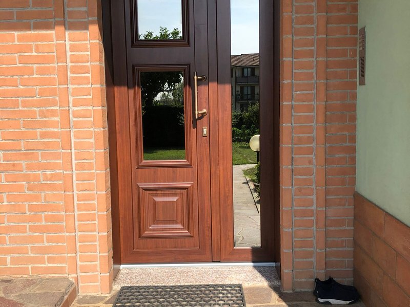 Portoncino in legno con inserti vetrati per villa privata